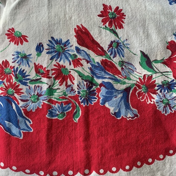 Vintage 50’s cotton tablecloth in iconic rose and daisy print. - Picture 5 of 8